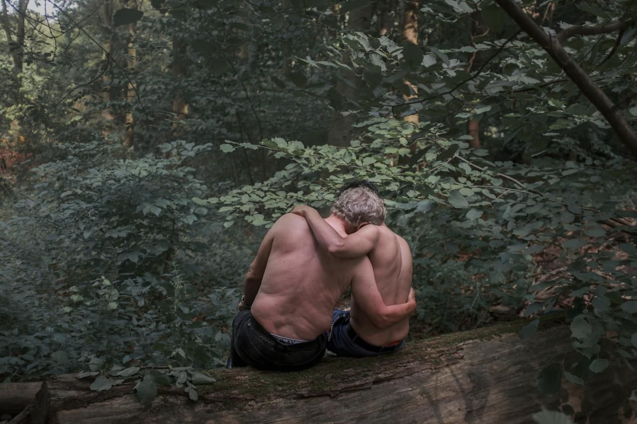 'Black Birds', ganadora del segundo premio en la categoría 'Retratos'.  Jochen (71) y Mohamed (21; no son sus nombres reales) se sientan en el parque Tiergarten de Berlín. Jochen se enamoró después de conocer a Mohamed, un trabajador sexual, y han estado saliendo durante 19 meses.