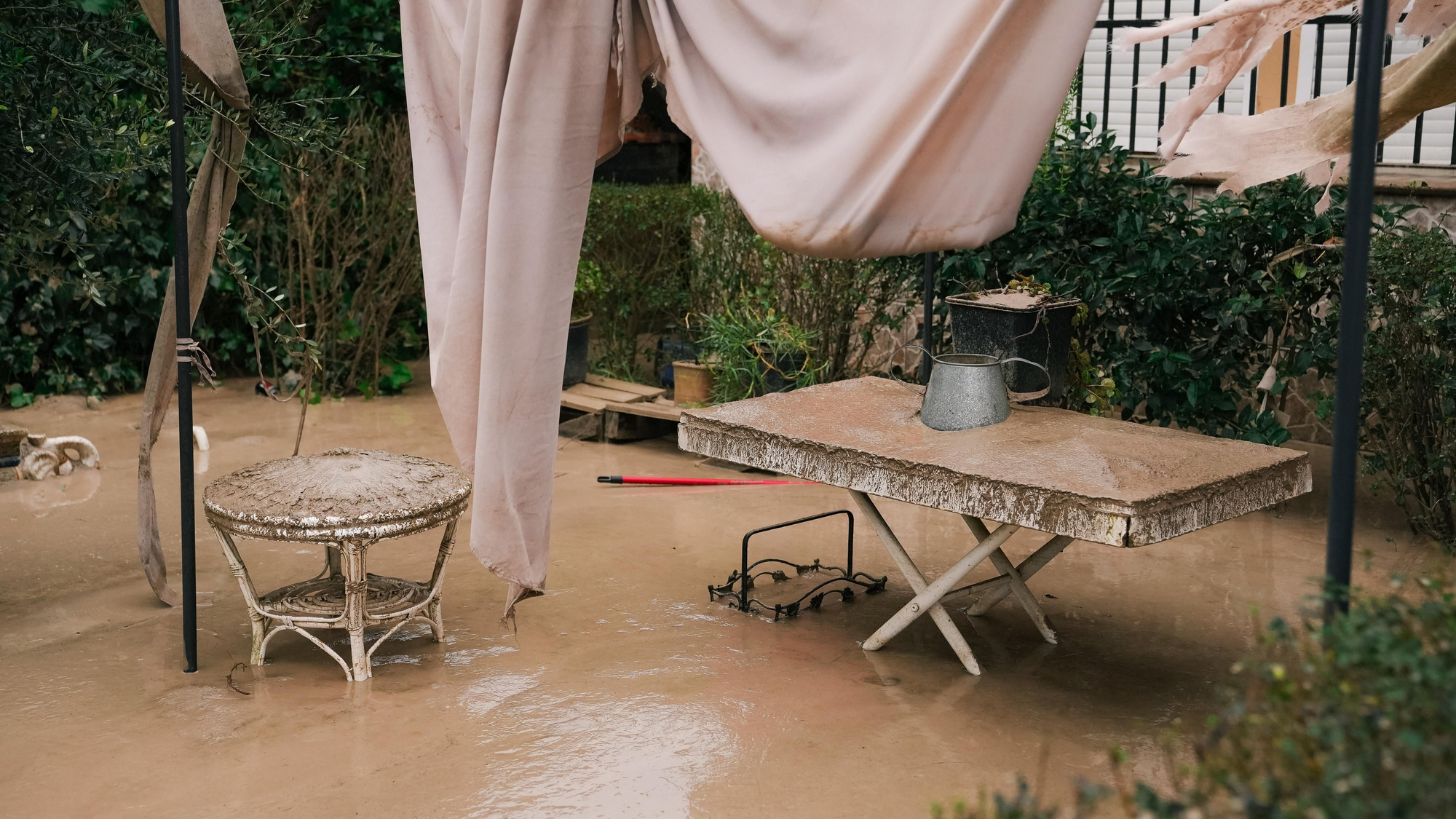 El lodo y el barro, dentro de las parcelas de las calles Perdiz y La Tórtola