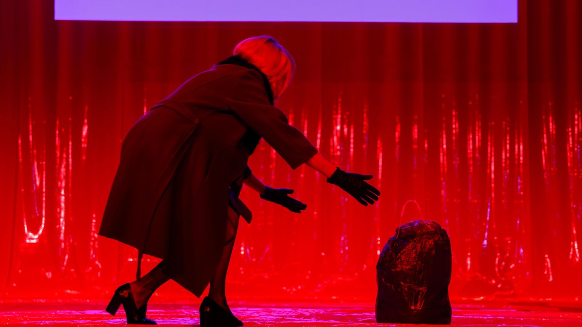 El Conde de Torrefiel reta al canon teatral en un soberbio montaje sobre el lenguaje y el poder