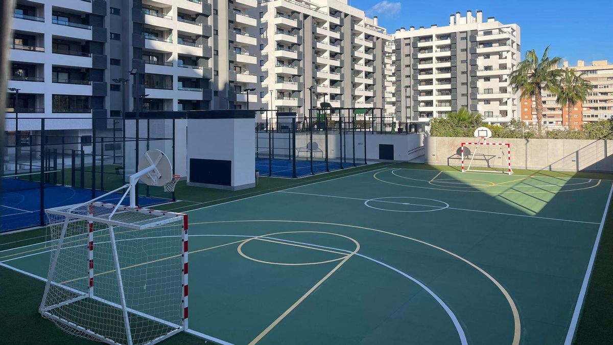 Zonas comunes con pistas deportivas y padel en el residencial Les Naus de Alicante.