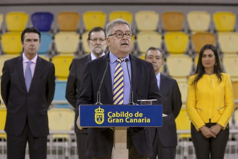 El presidente del Cabildo de Gran Canaria, José Miguel Bravo de Laguna, durante su discurso en la inauguración del Gran Canaria Arena, el único nuevo pabellón construido para acoger este verano la Copa del Mundo de Baloncesto. Detrás el ministro de Industria, Energía y Turismo, José Manuel Soria; el jefe del Ejecutivo, Mariano Rajoy, y el presidente canario, Paulino Rivero (i-d). EFE/Ángel Medina G.