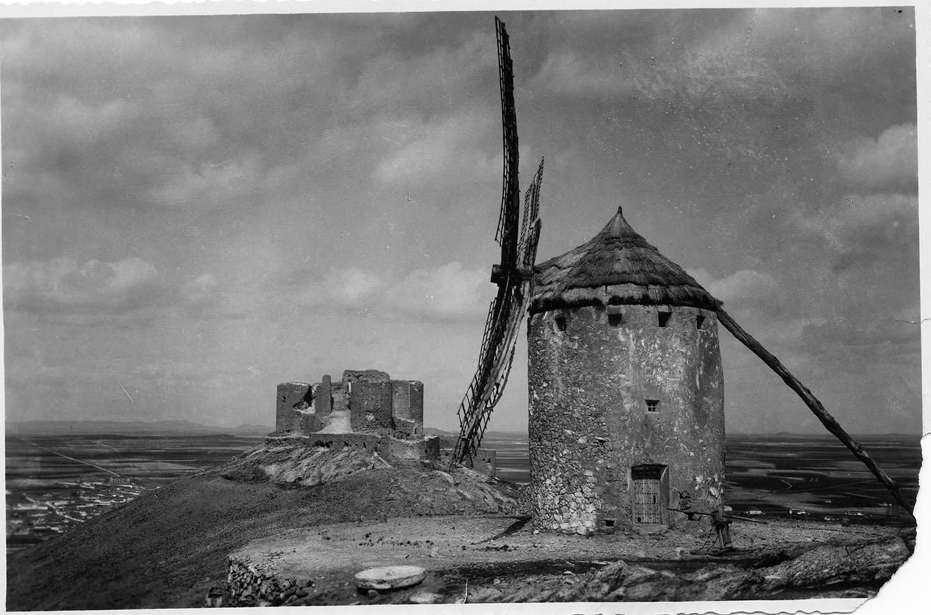 Molino de Viento y Castillo. Consuegra (Toledo). Comienzos del S.XX. Fondo Rodríguez. AHP Toledo