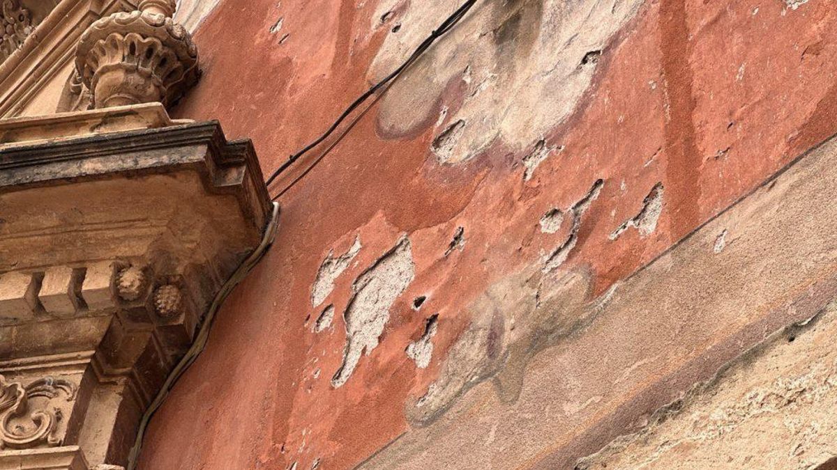 Imagen donde se puede apreciar el mal estado de la fachada del Palacio Episcopal de Murcia