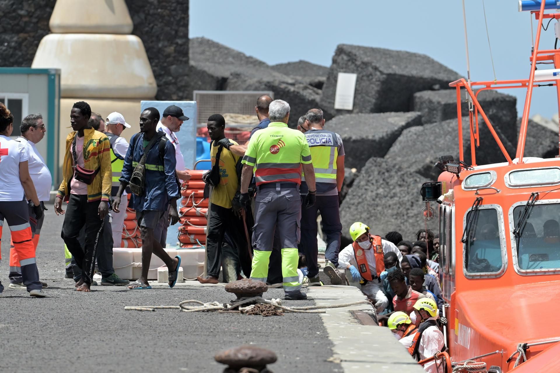 Salvamento Marítimo ha rescatado este martes a los 140 ocupantes de un cayuco que fue encontrado al suroeste de la isla de El Hierro.