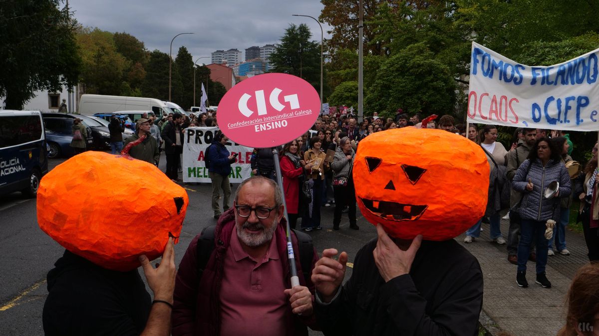 Los manifestantes con las calabazas de Rueda (presidente de la Xunta) y Román (conselleiro de Educación)