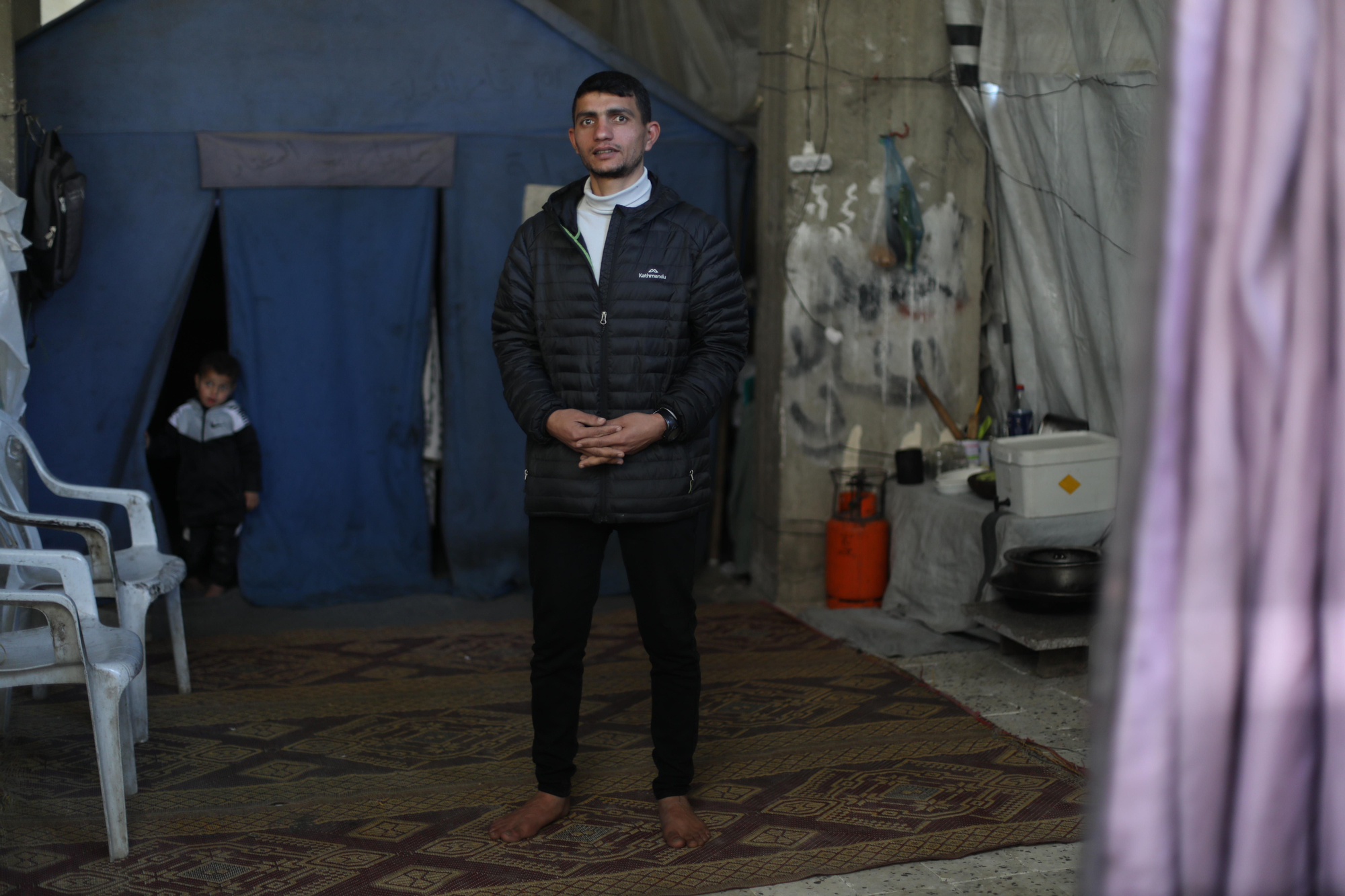 Abu Jaled Al Ghoul en la carpa donde vive actualmente, tras haber perdido su hogar.
