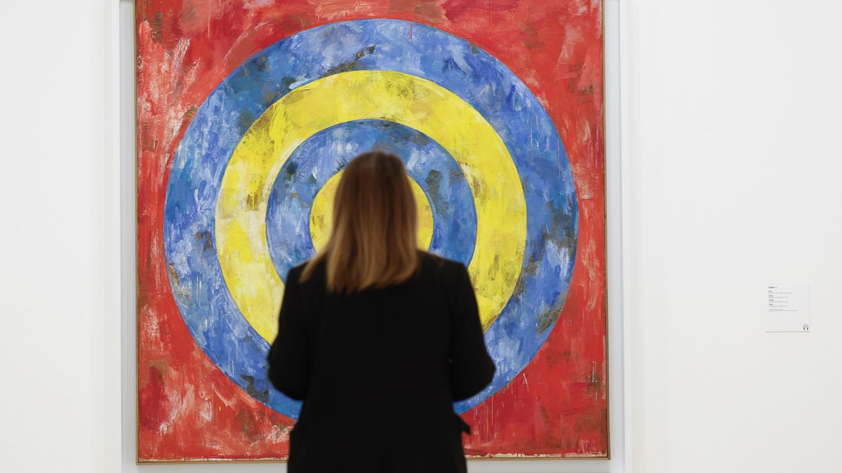 El Museo Guggenheim Bilbao ha presentado la exposición 'Jasper Johns: Night Driver', retrospectiva dedicada al pintor, escultor y artista gráfico estadounidense (Georgia, 1930), con 140 obras que muestran de forma cronológica la producción de uno de los precursores del neodadaismo. 