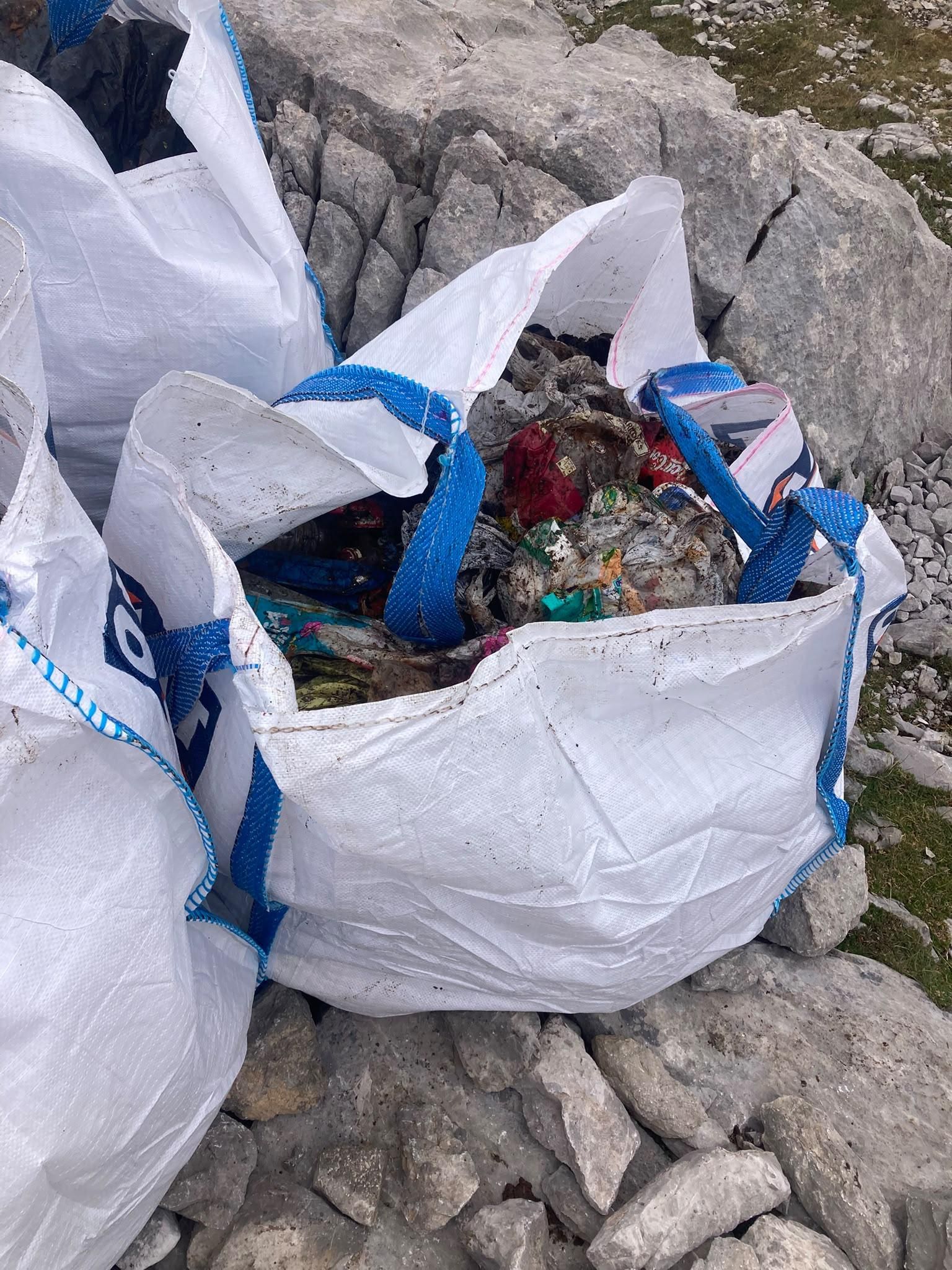 Recogida de basura promovida por la Federación Cántabra de Montaña.