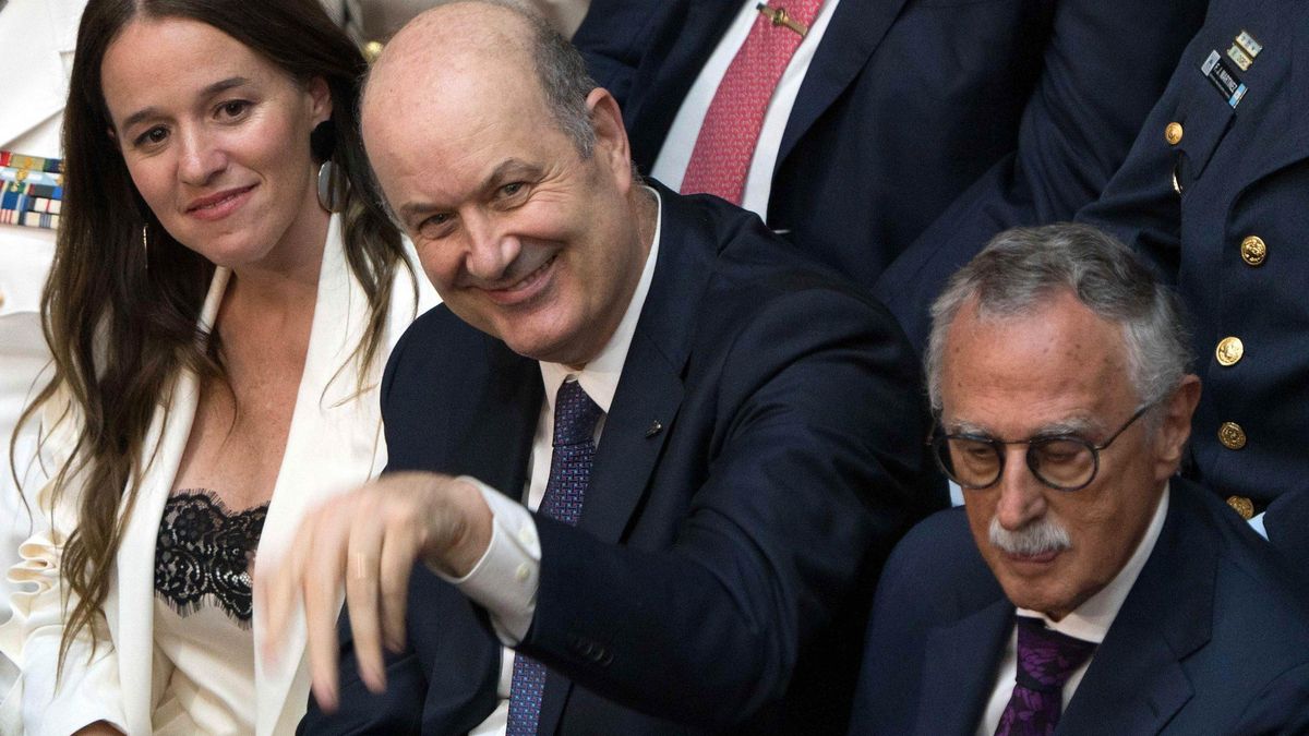 Federico Sturzenegger, ministro de Desregulación, junto a su par de Salud, Mario Lugones.