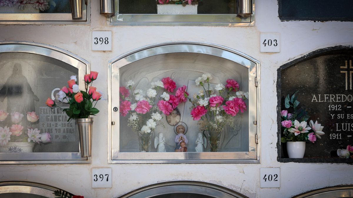 Les plaques d'un cementiri d'Eivissa amb verges i ofrenes de familiars