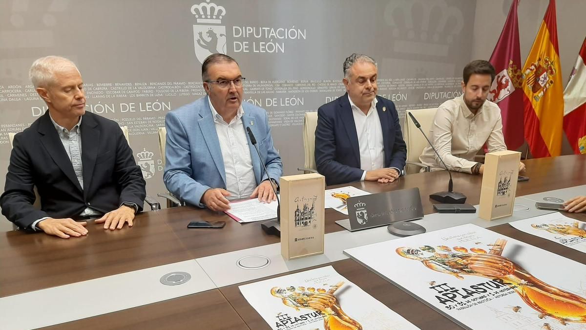 La feria Apiastur hace de Astorga capital de la miel de León y Zamora en el puente de los Santos