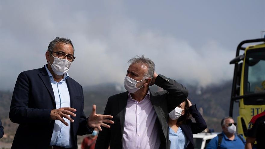 El presidente de Canarias, Ángel Víctor Torres (d) y el alcalde del municipio de Arico, Sebastián Martín (i), ante el incendio que aún permanece activo en el municipio