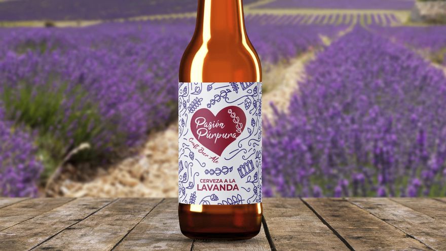 La nueva cerveza con la lavanda de fondo