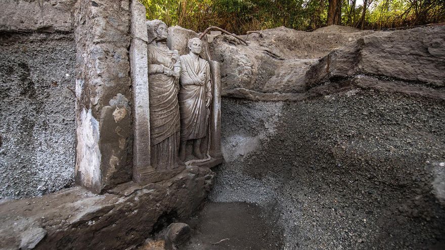 Hallado un relieve de una pareja casi a tamaño natural en una tumba monumental de Pompeya
