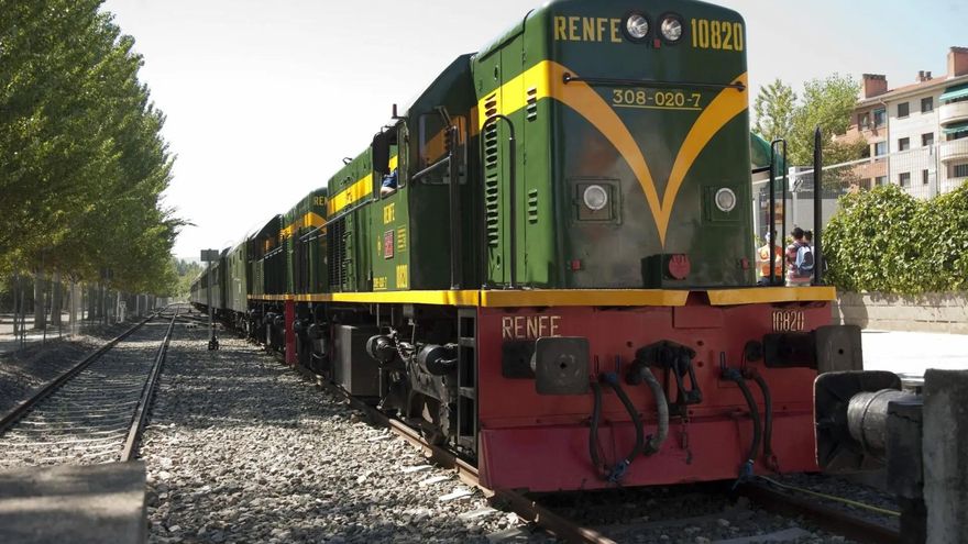 El tren histórico de Catalunya que une Lleida con el Pirineo entre desfiladeros y montañas