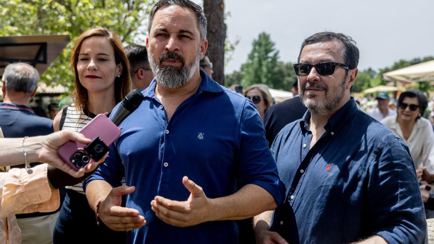Archivo - Santiago Abascal atiende a los medios de comunicación antes de una comida con afiliados y simpatizantes de Vox, en El Jardín de la Chalota, a 1 de junio de 2025