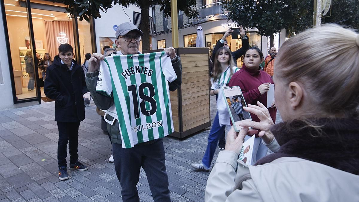 Requena, Fuentes y Fomeyem firman autógrafos en la tienda del Córdoba CF