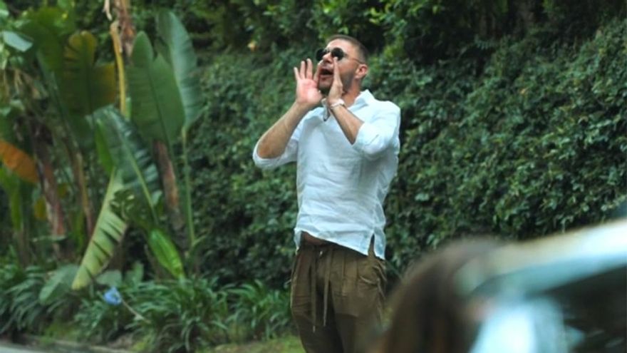 'El Capitán' Joaquín comenzó su viaje por América en la puerta de la casa de Jennifer López: "¡Jenni, I love you!"
