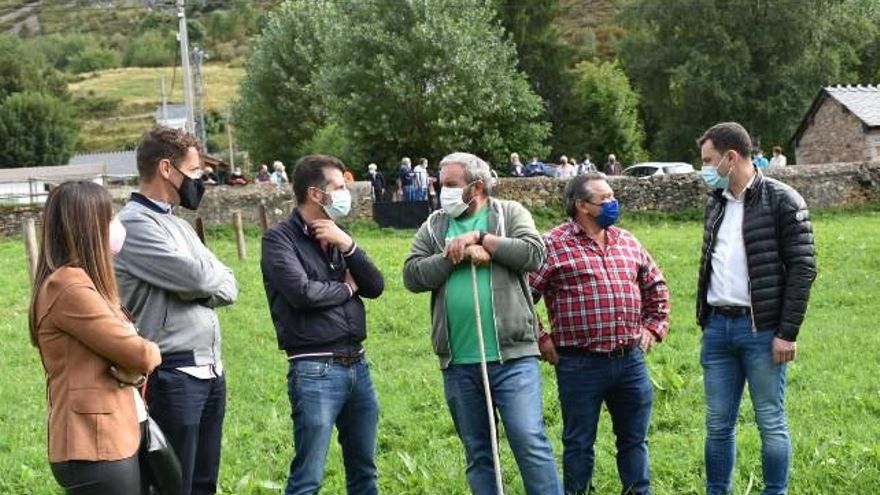 PSOECyL / ICAL . El secretario general del PSOECyL, Luis Tudanca, mantiene un encuentro con ganaderos de Lumajo en Villablino.