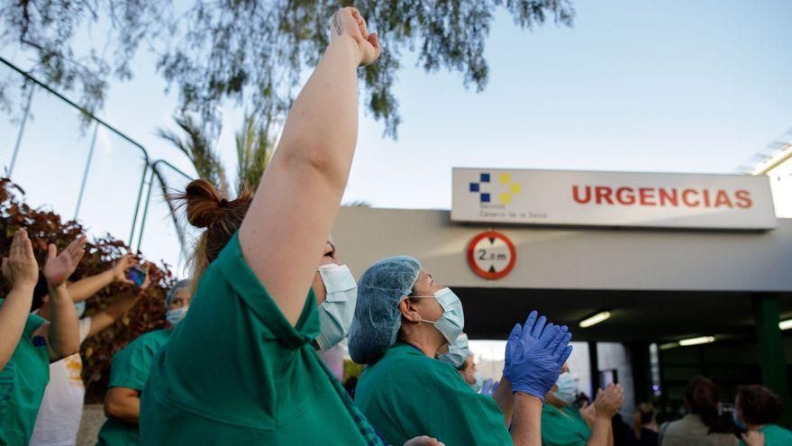 Personal sanitario del Hospital Universitario Nuestra Señora de la Candelaria, el día del último aplauso dado a estos profesionales en las islas