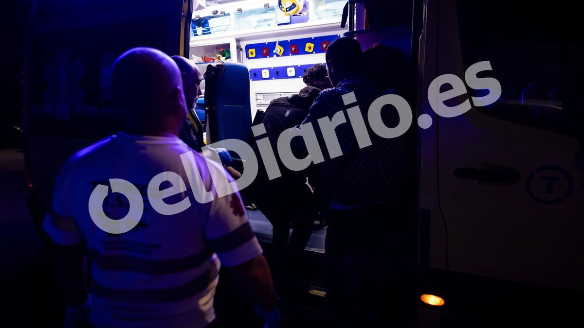 Un joven sube a una ambulancia que atiende a un herido en Ceuta tras lo que denuncia como una agresión de militares