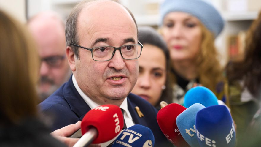 El ministro de Cultura, Miquel Iceta, atiende a medios tras una visita al Archivo Lafuente en el polígono industrial de Heras