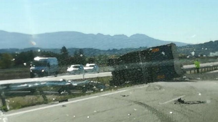 Un camión vuelca en la A-6 a la altura de Almázcara.