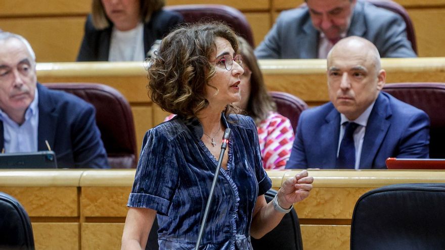La vicesecretaria general del PSOE y vicepresidenta primera del Gobierno, María Jesús Montero, durante una sesión de control al Gobierno, en el Senado, a 9 de abril de 2024, en Madrid (España). Entre las preguntas realizadas han destacado algunas al Minis