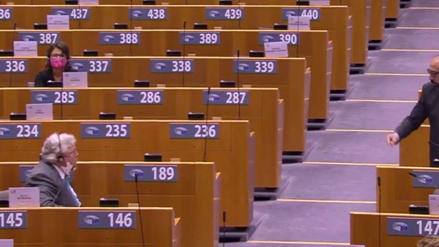 El eurodiputado de Ciudadanos Jordi Cañas discute con el verde alemán Reinhard Bütikofer tras intervenir el jefe de la diplomacia europea, Josep Borrell, en un debate sobre Venezuela, el 7 de octubre de 2020.