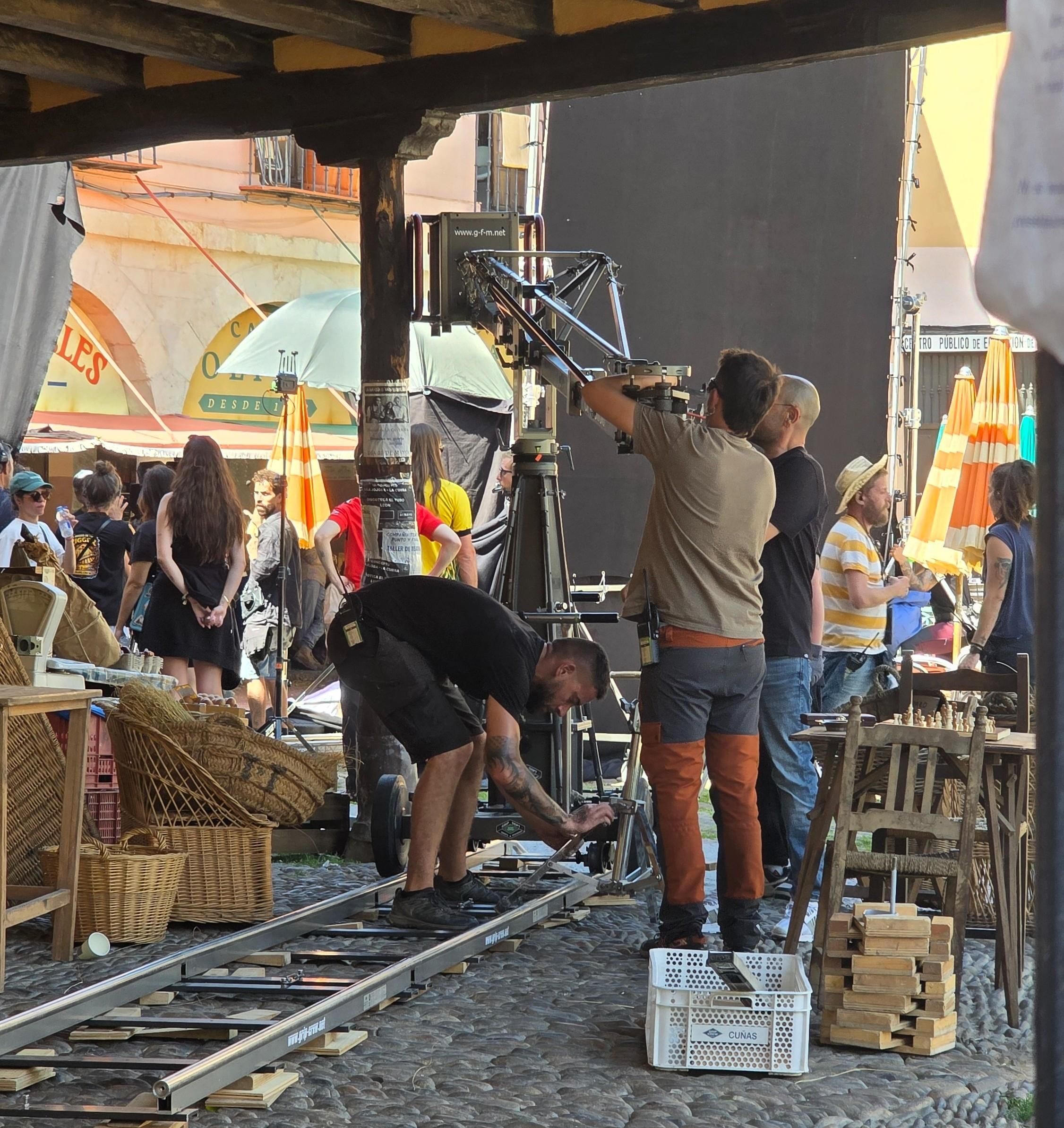 Montaje técnico para el rodaje de Netflix de la película 'El peregrino' en la Plaza del Grano de León.