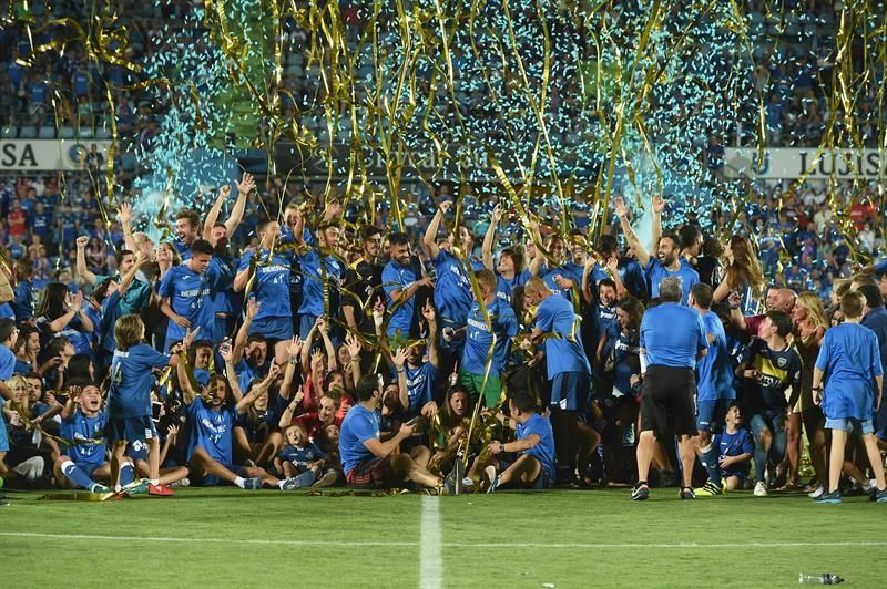 Los jugadores del Getafe celebran su vuelta a la Primera División del fútbol español