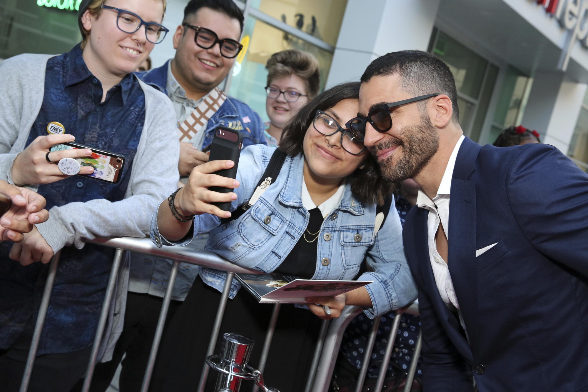 Miguel Ángel Silvestre con fans en la première de Sense8