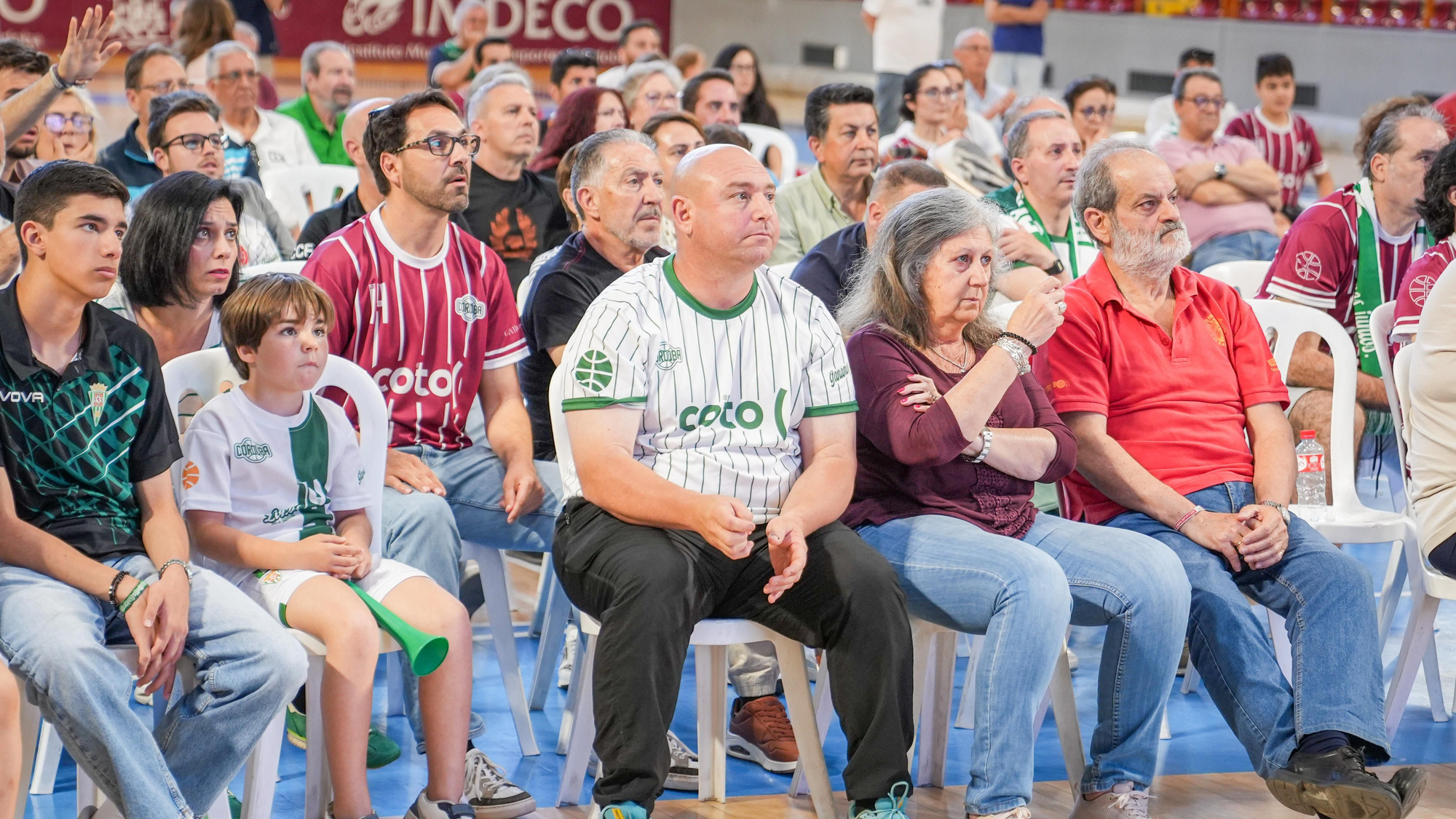 Aficionados del Coto Córdoba celebran frente a la pantalla gigante el ascenso de categoría