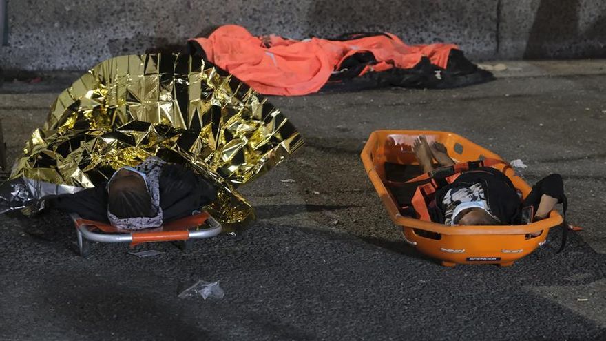 Dos de los ocupantes de la patera fueron trasladados al hospital tras su desembarco en el muelle de Arguineguín, debido a su mal estado