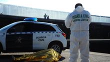 Un cuerpo de un hombre de origen subsahariano reposa en el puerto de Tarifa. Este fin de semana han fallecido al menos 7 personas en el Estrecho.