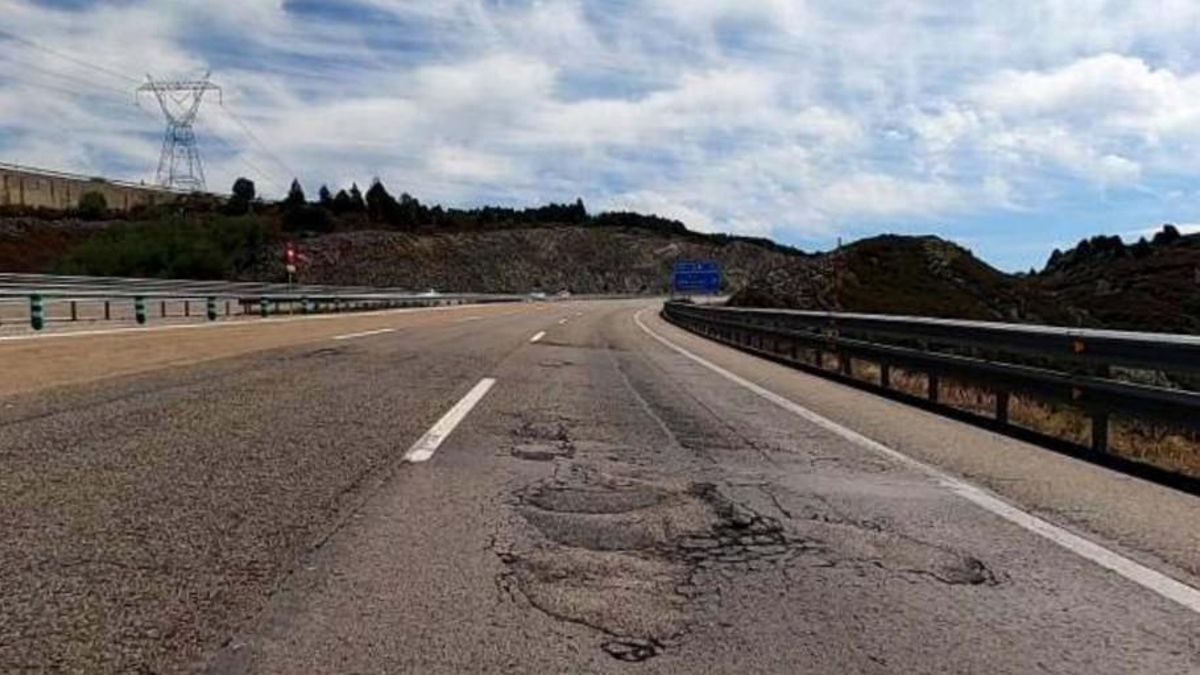 Detalle del mal estado del firme en la autovía A-6 en el puerto de Manzanal.