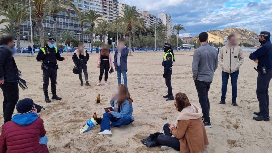 Agentes de la Policía Local de Alicante intervienen en un botellón en la playa en una imagen de archivo.