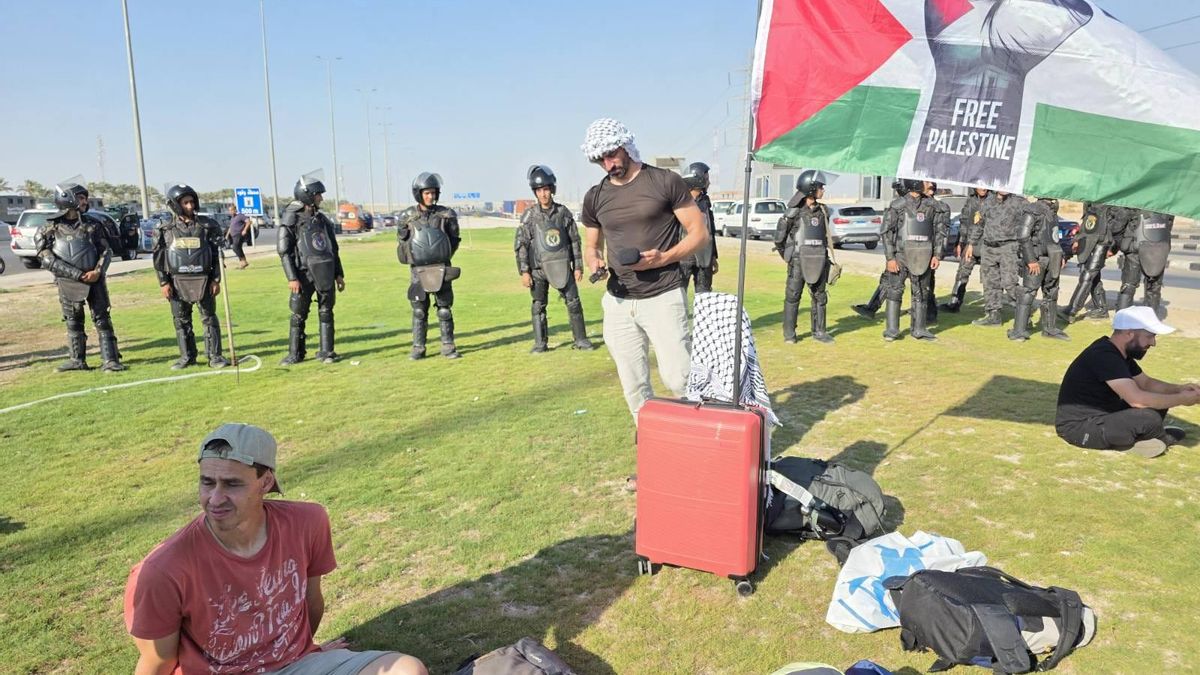 El cerco de antidisturbios en el primer check point a las afueras de El Cairo