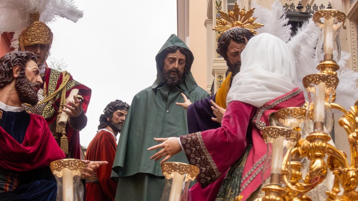Nuestro Padre Jesús de la Paz, con chubasquero, por calle Álvarez Quintero