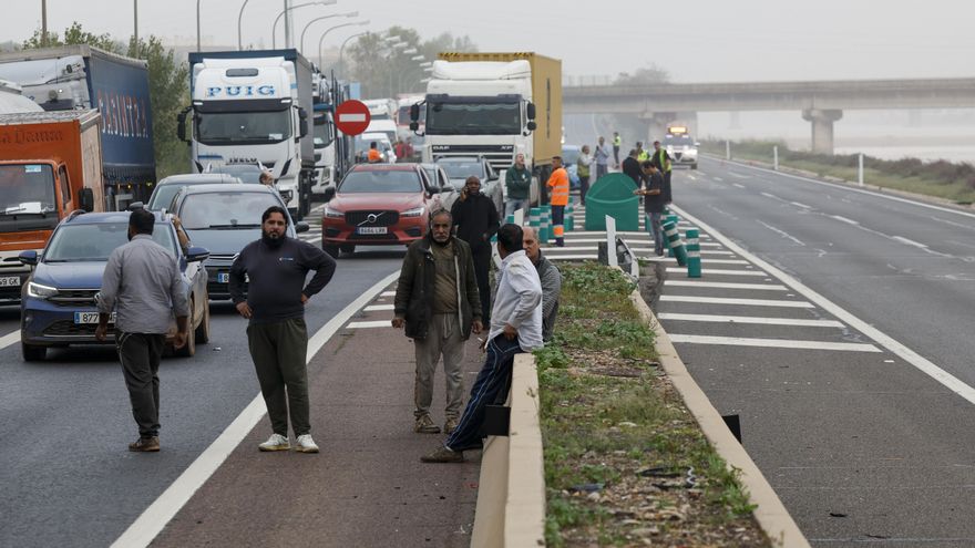 Llegan a València andando tras 7 horas atascados en bus en la V-30 y hacer varios rescates