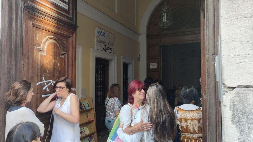 Abrazos y despedidas durante el último día del Colegio Purísima Concepción en la puerta del centro.