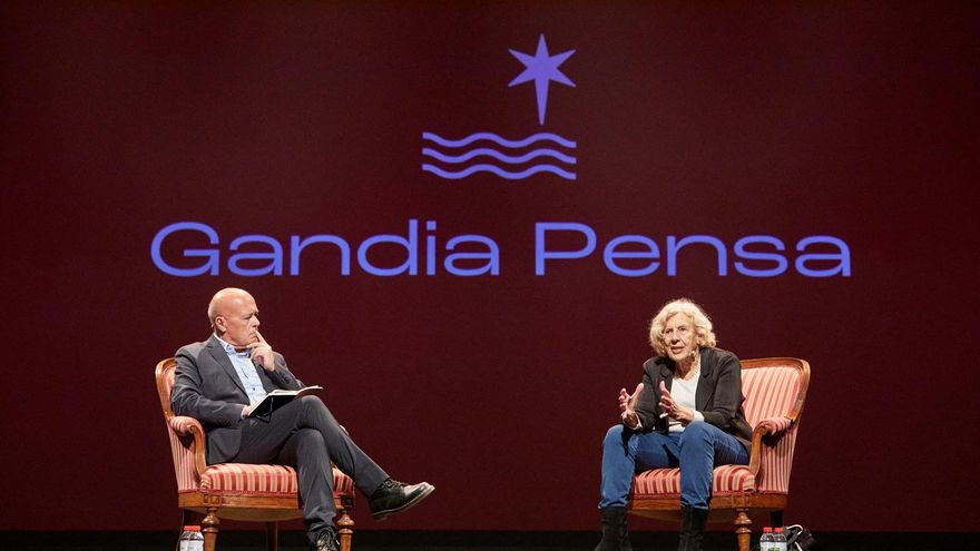 Manuela Carmena cierra el ciclo 'Gandia Pensa' con un aviso: “La democracia estará en peligro si no la cuidamos”