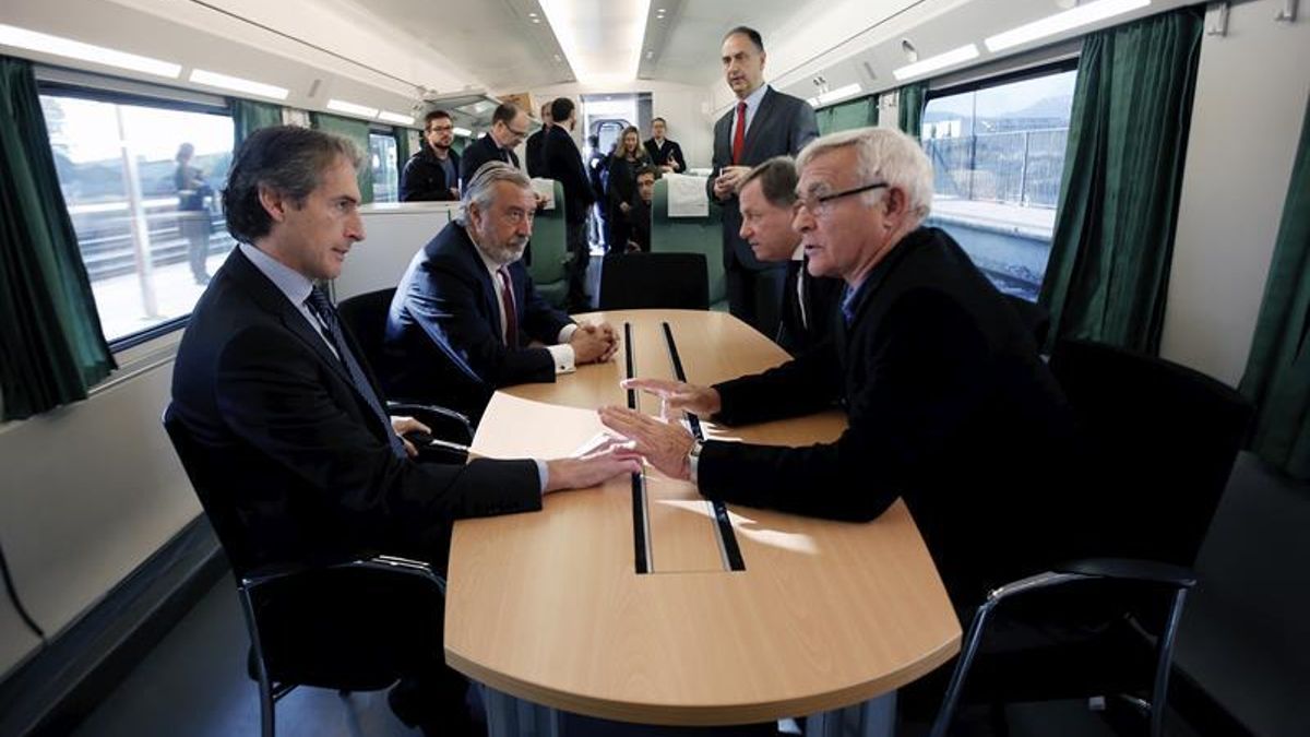 El ministro de Fomento, Íñigo de la Serna (i), y el alcalde de Valencia, Joan Ribó (d), en el tren