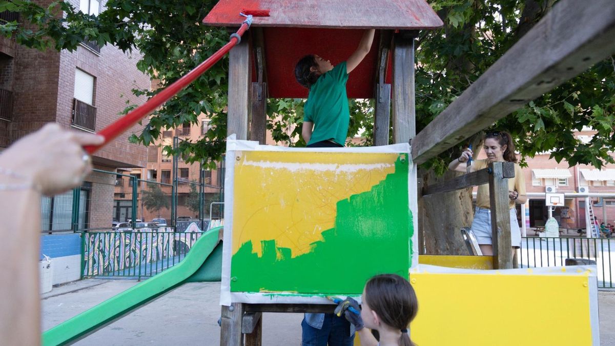 Alumnas del CEIP Federico García Lorca de València pintan su patio.