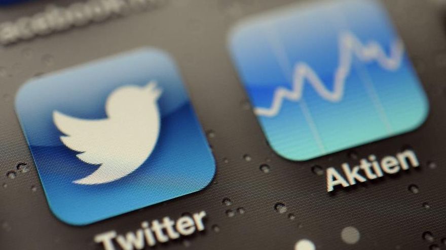 Las redes sociales en tiempos de confinamiento por el coronavirus echan humo con tanta actividad y por ellas circulan todo tipo de información, por ello han tomado medidas para intentar mantener a los usuarios protegidos de los bulos.  EFE/Marius Becker/Archivo