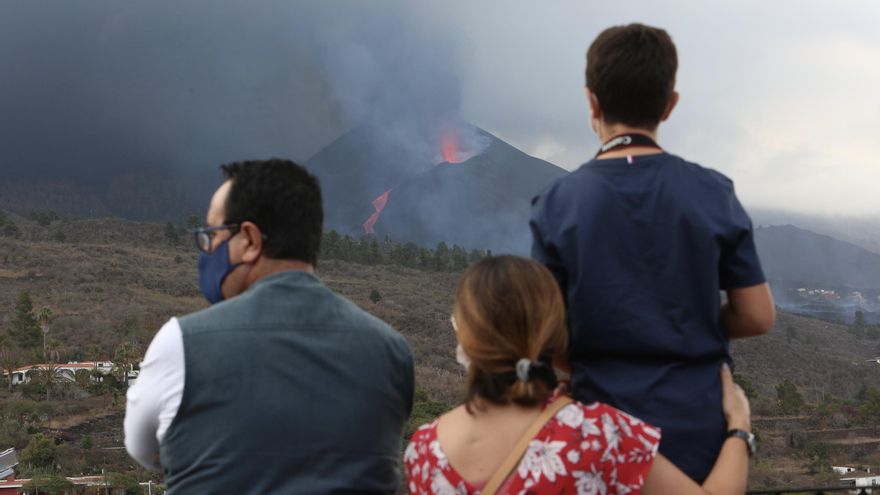 El confinamiento de 3.500 personas por el avance de la nueva colada en La Palma se mantiene durante la noche