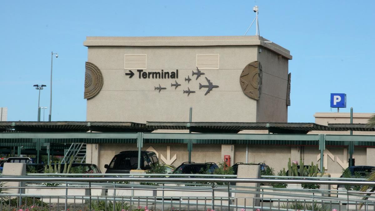 El Parlamento de Canarias aprueba una iniciativa para bonificar a los residentes en los aparcamientos de los aeropuertos