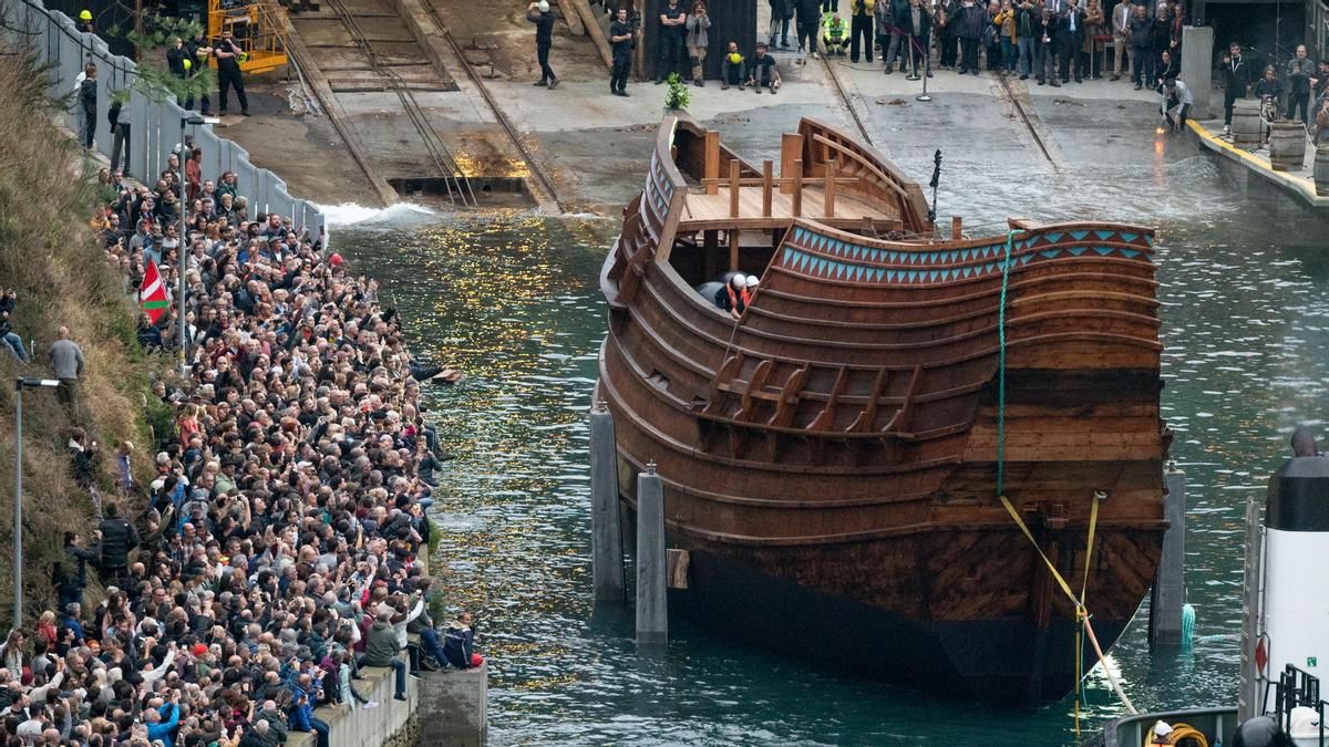 La nao San Juan, réplica de un ballenero del siglo XVI reconstruida en Albaola de Pasaia, ya surca el mar