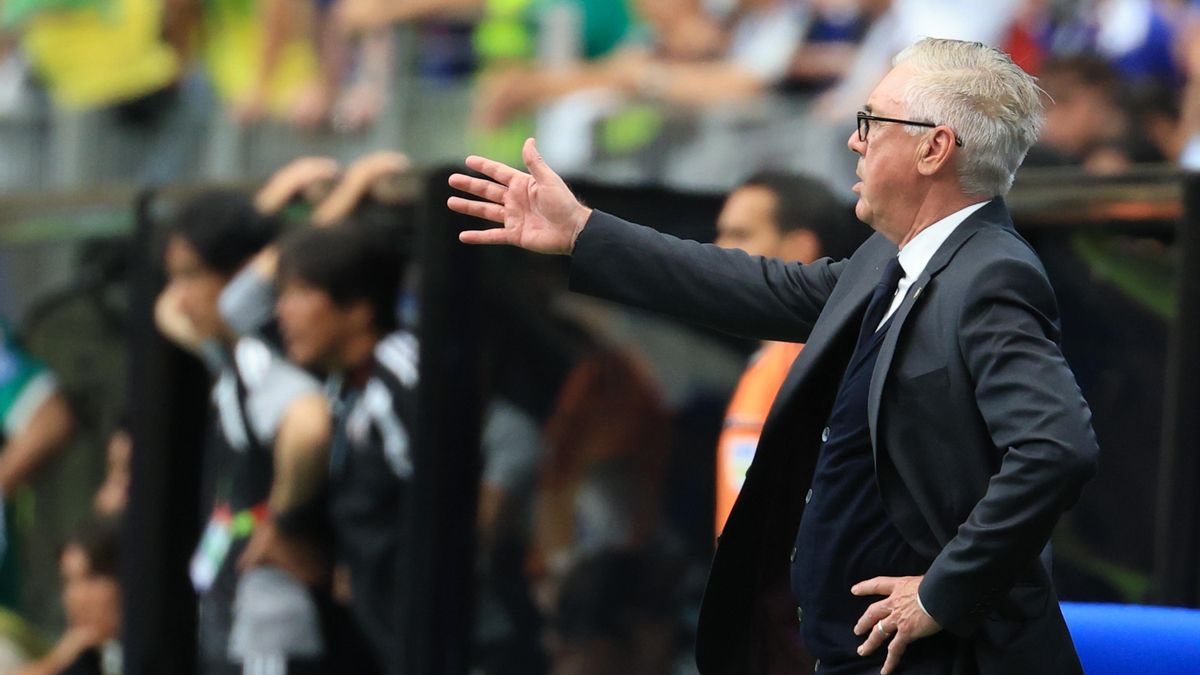 Carlo Ancelotti durante el partido entre Brasil y Japón, este lunes en el estadio NRG de Houston.