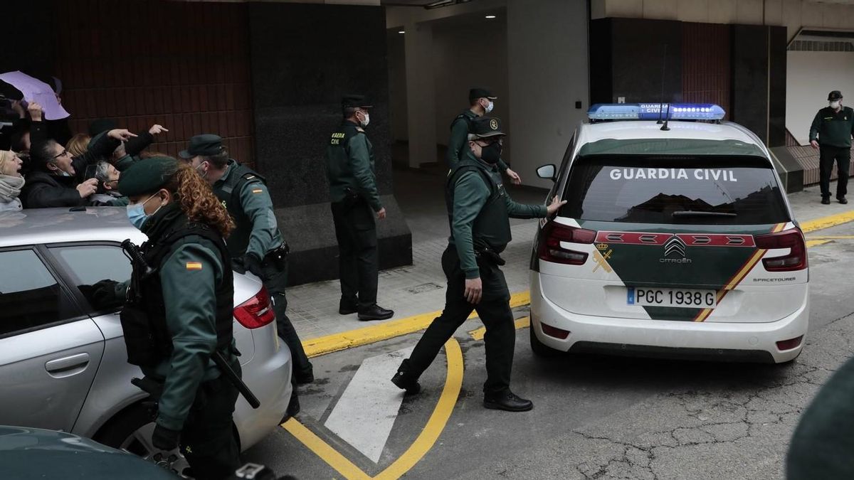 El detenido, llega en coche policial a los juzgados de Sueca, tras el crimen.